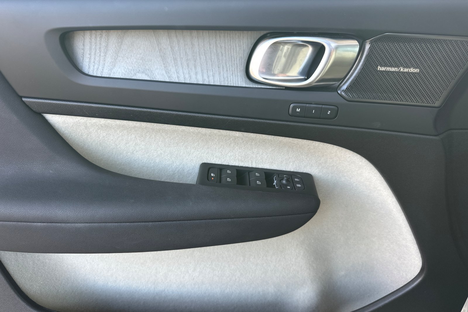 Certified 2025 Volvo XC40 B5 Plus AWD/4WD image 11