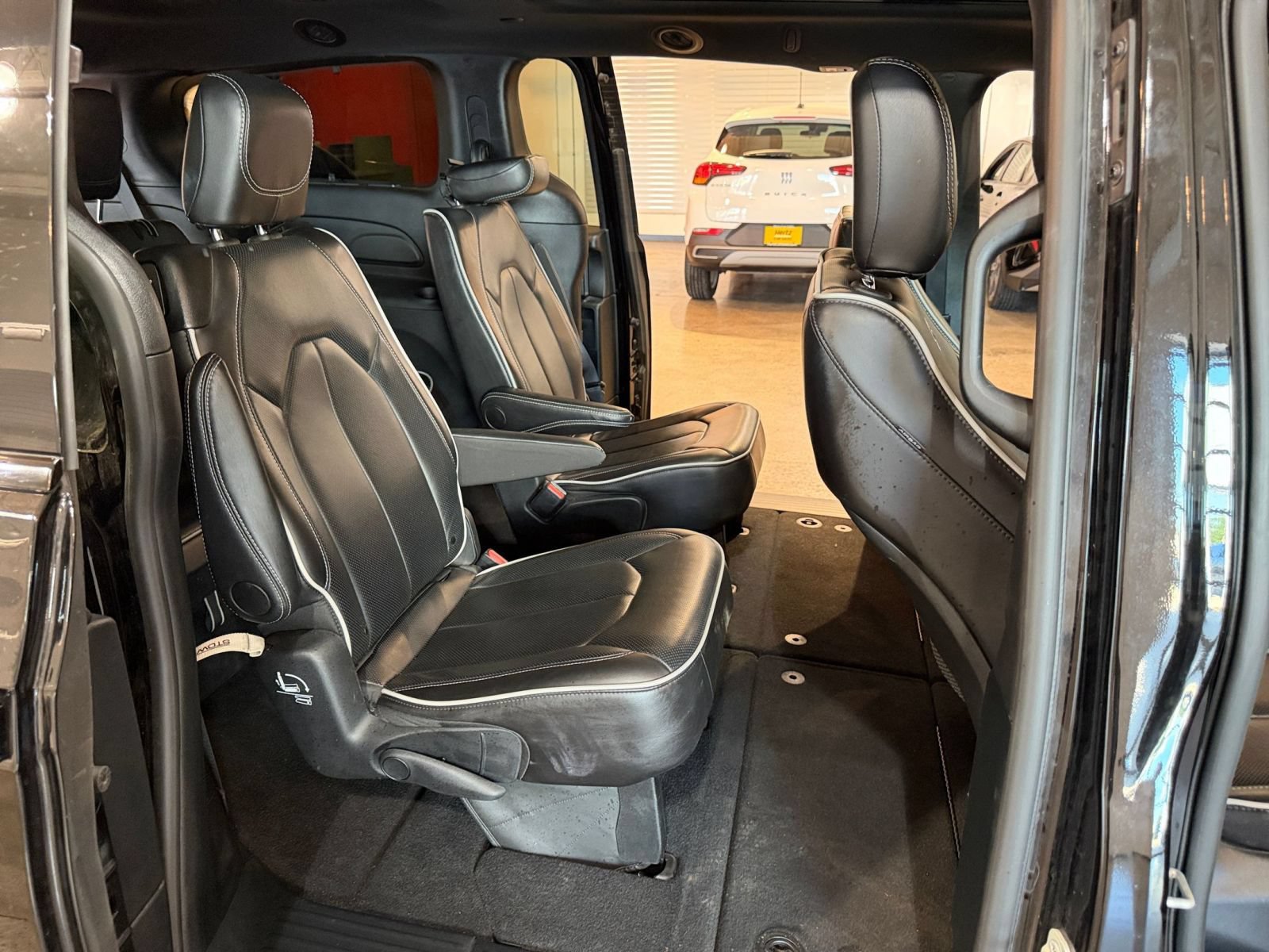 Used 2025 Chrysler Pacifica Limited FWD image 40