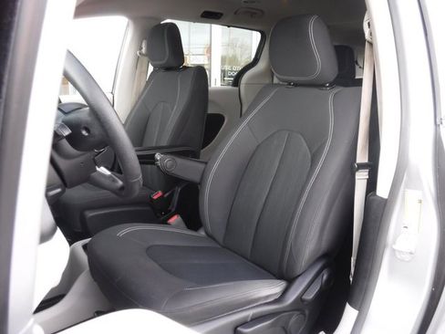 Certified 2020 Chrysler Voyager L image 4