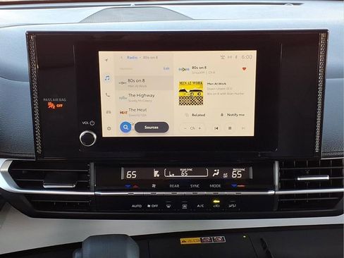 Used 2025 Toyota Sienna LE image 25