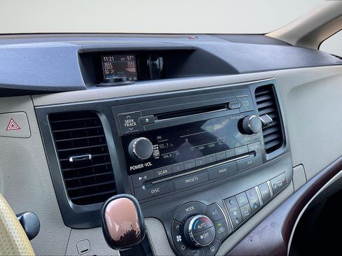 Used 2011 Toyota Sienna XLE w/ Entertainment Pkg FWD image 23