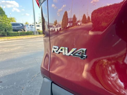 Used 2019 Toyota RAV4 XLE FWD image 34