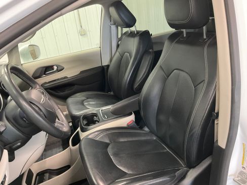 Used 2022 Chrysler Pacifica Touring-L FWD image 11