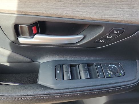 Used 2025 Toyota Grand Highlander AWD image 12