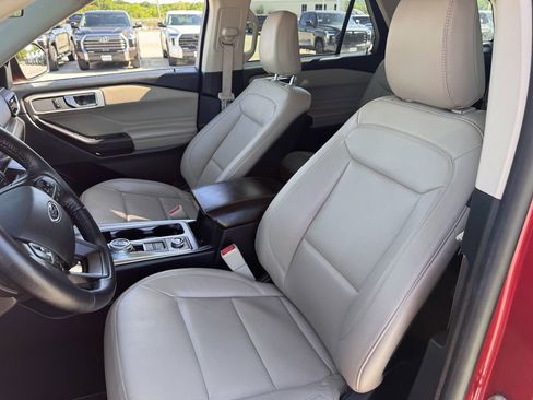 Used 2020 Ford Explorer XLT w/ Equipment Group 202A image 25
