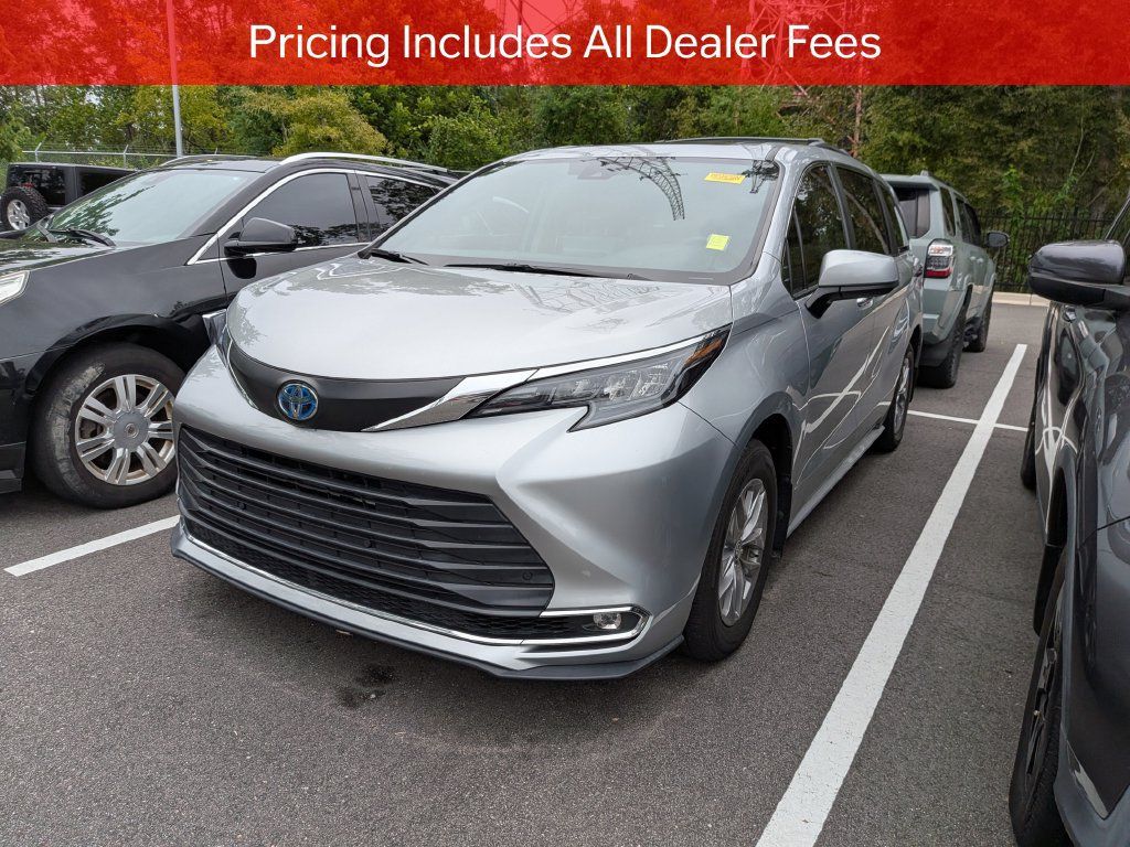 Used 2024 Toyota Sienna XLE FWD image 4