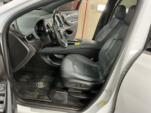 Used 2022 Buick Enclave Essence w/ Experience Buick Package FWD image 11