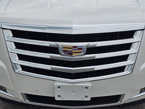 Used 2020 Cadillac Escalade Luxury AWD/4WD image 3
