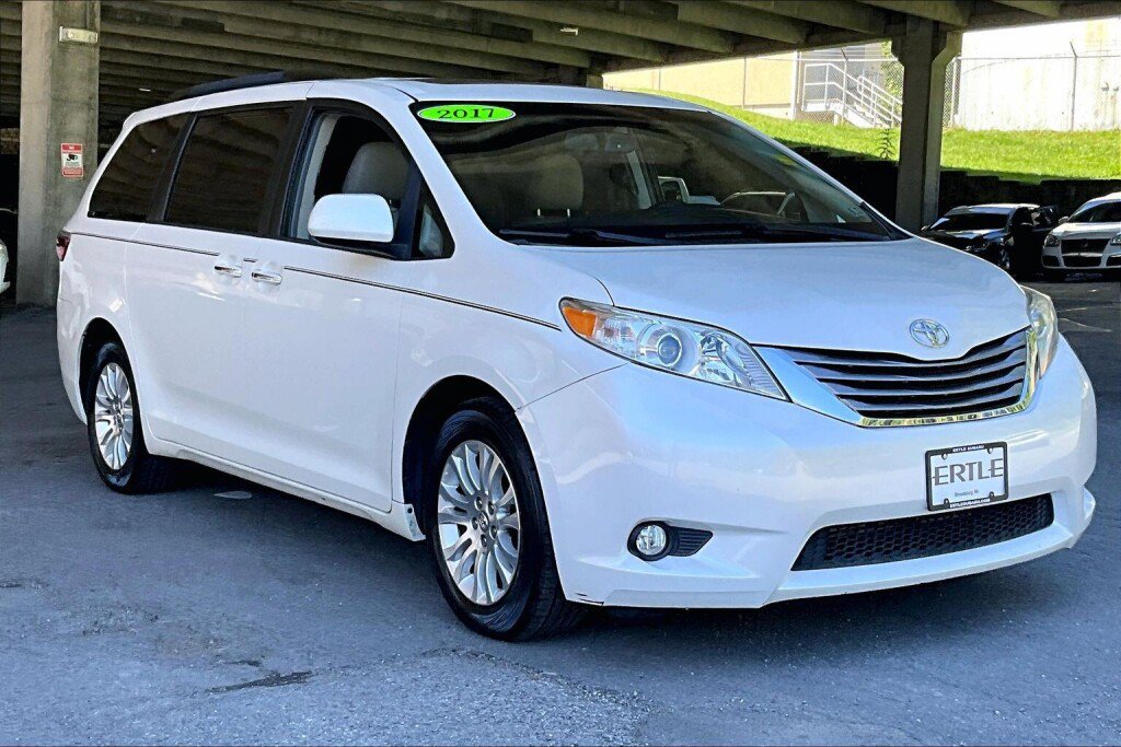 Used 2017 Toyota Sienna XLE FWD image 19
