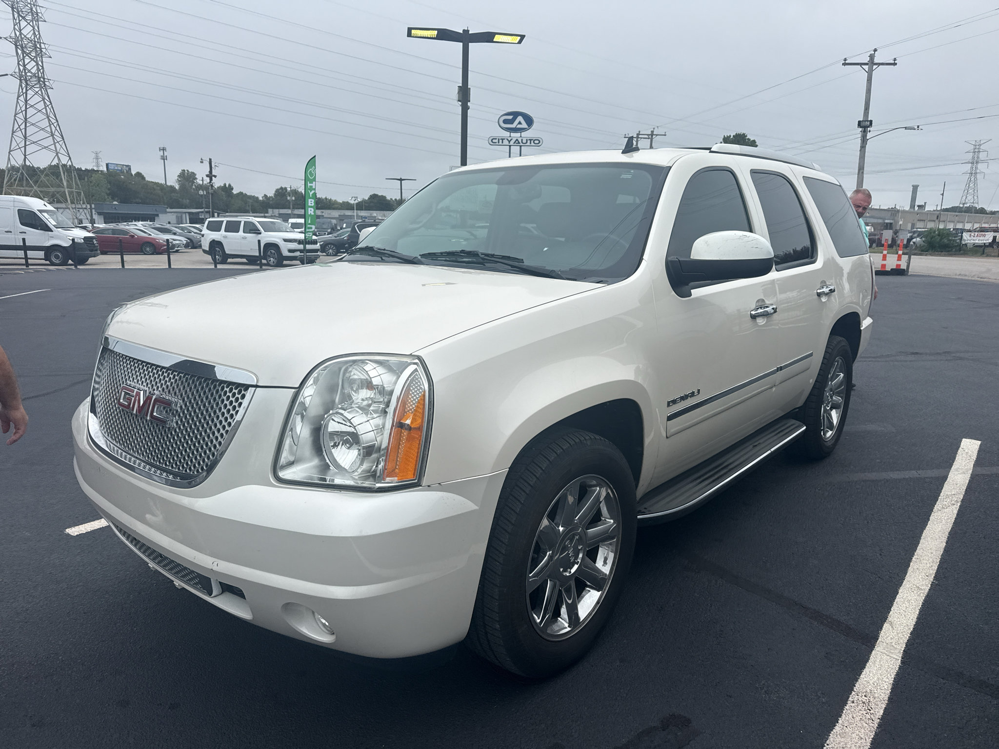 Used 2014 GMC Yukon Denali RWD image 1