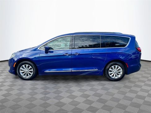 Used 2018 Chrysler Pacifica Touring-L image 9