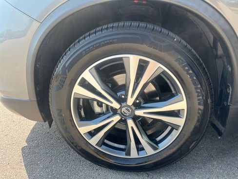 Used 2019 Nissan Rogue SV w/ Premium Package FWD image 30