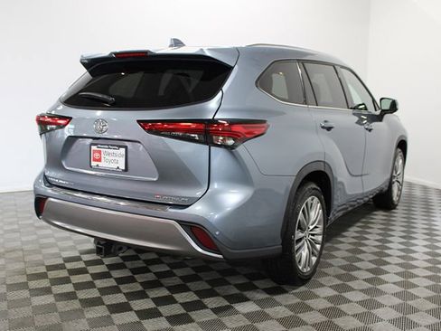 Used 2023 Toyota Highlander Platinum FWD image 6