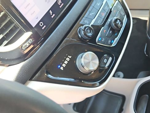 Used 2023 Chrysler Pacifica Touring-L FWD image 23