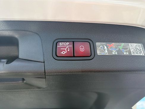 Used 2025 Mercedes-Benz GLS 450 4MATIC image 10