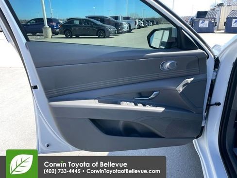 Used 2025 Hyundai Elantra SEL image 18