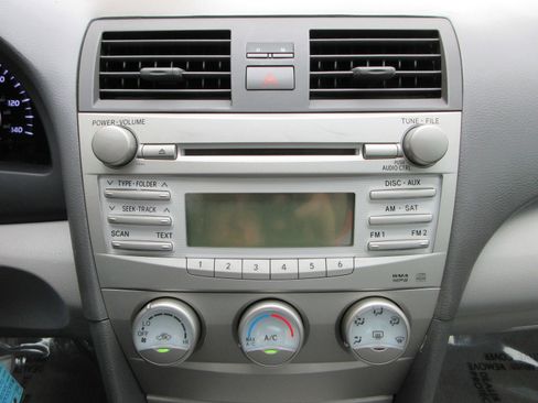 Used 2010 Toyota Camry LE FWD image 35