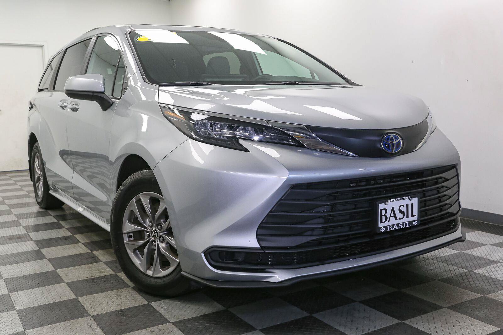Used 2025 Toyota Sienna XLE FWD image 2