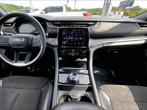 Used 2024 Jeep Grand Cherokee Altitude RWD image 9