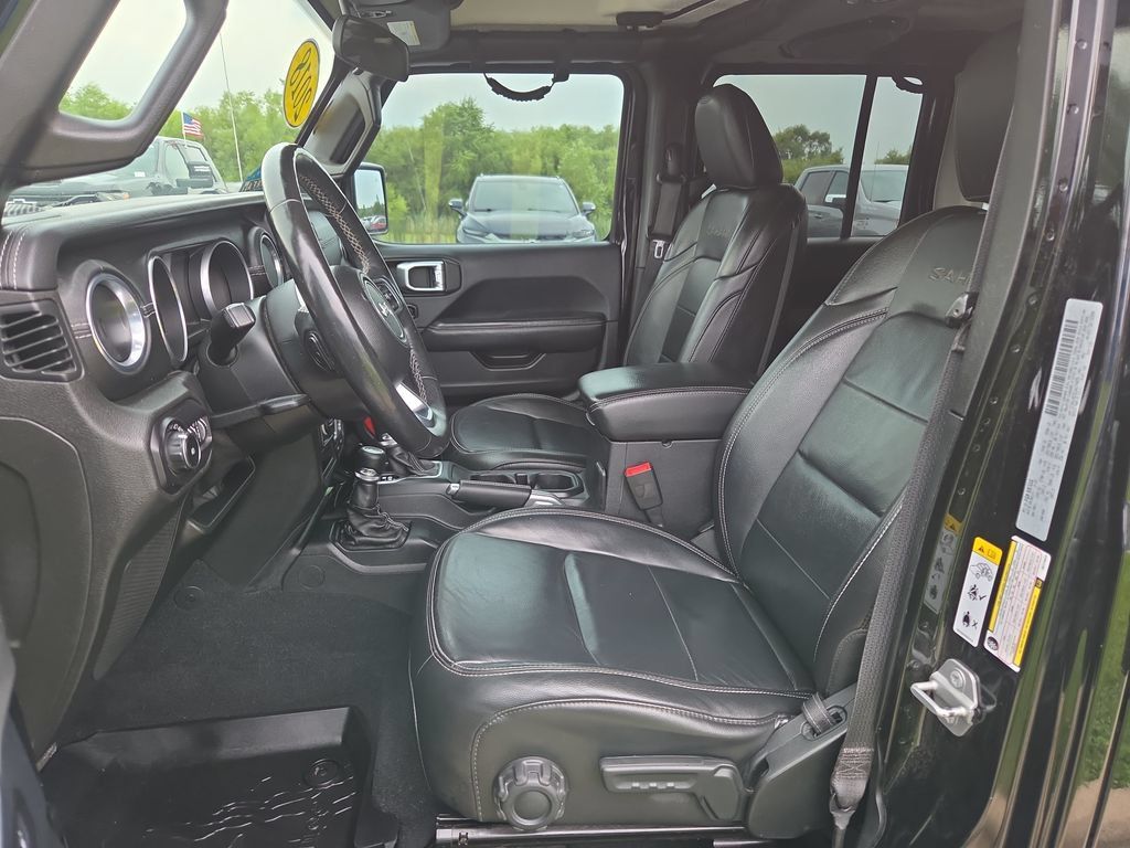 Used 2018 Jeep Wrangler Unlimited Sahara w/ Cold Weather Group AWD/4WD image 27