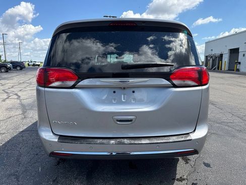 Used 2020 Chrysler Pacifica Touring-L FWD image 8