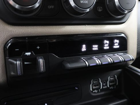 Used 2019 RAM 1500 Laramie AWD/4WD image 46