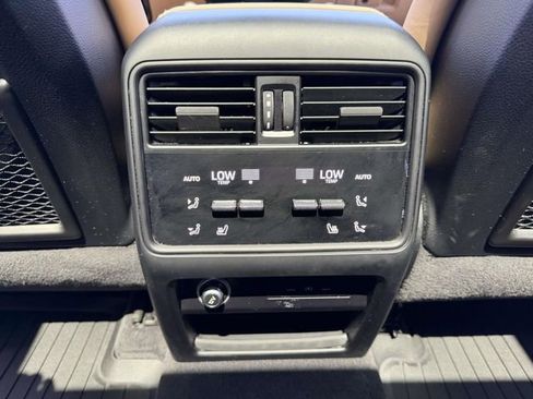 Used 2024 Porsche Cayenne AWD/4WD image 17