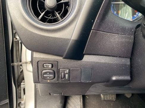 Used 2018 Toyota Corolla L image 9