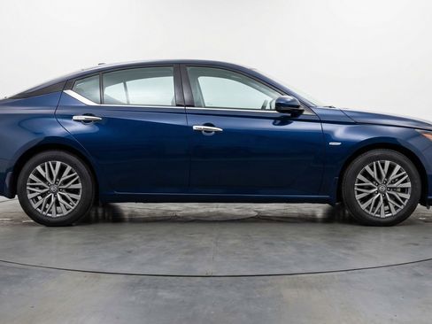 Used 2025 Nissan Altima 2.5 SV image 11