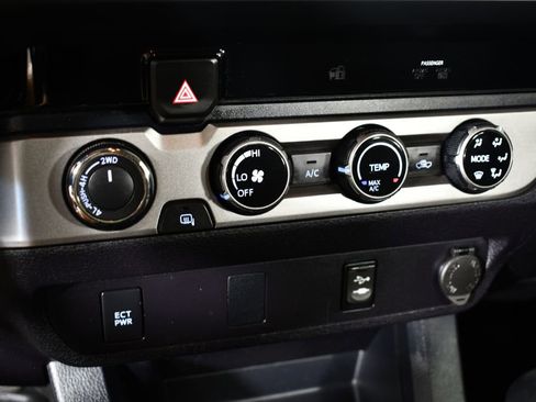 Used 2017 Toyota Tacoma SR image 34