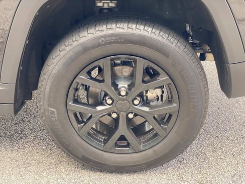 Used 2024 Jeep Grand Cherokee Altitude RWD image 15
