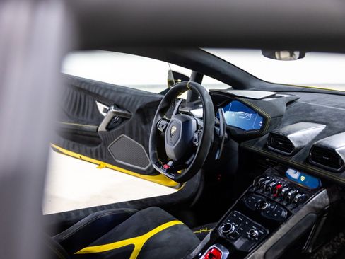 Used 2018 Lamborghini Huracan Performante image 32