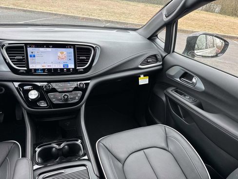 New 2026 Chrysler Pacifica Limited FWD image 23
