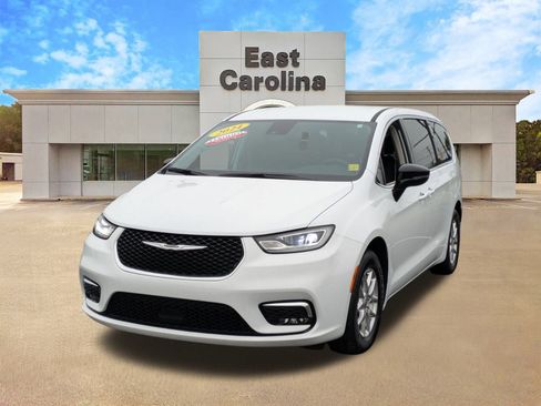 Certified 2024 Chrysler Pacifica Touring-L image 8