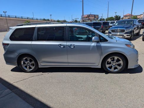 Used 2014 Toyota Sienna SE FWD image 6