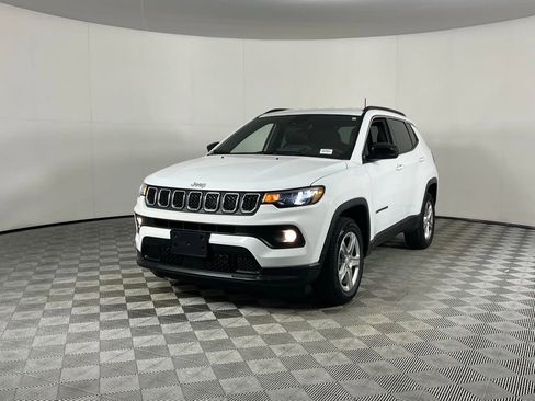 Used 2024 Jeep Compass Latitude image 3