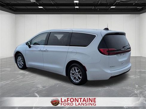 Used 2023 Chrysler Pacifica Touring-L image 3