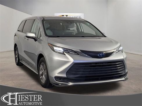 Used 2021 Toyota Sienna LE image 1