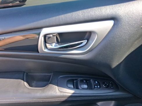 Used 2020 Nissan Pathfinder SV image 17