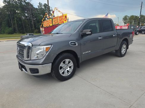 Used 2017 Nissan Titan SV RWD image 2