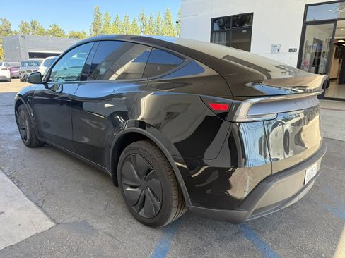 Used 2026 Tesla Model Y Long Range image 2