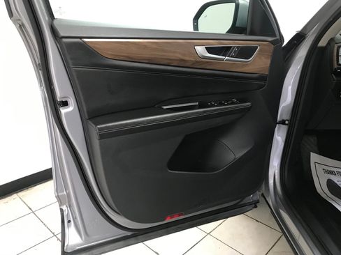 Used 2025 Volkswagen Atlas SE FWD image 6