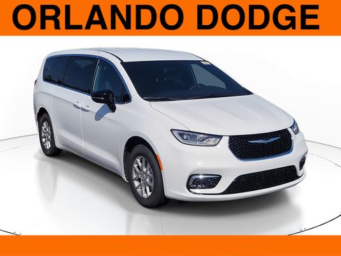 Used 2026 Chrysler Pacifica Select FWD image 2
