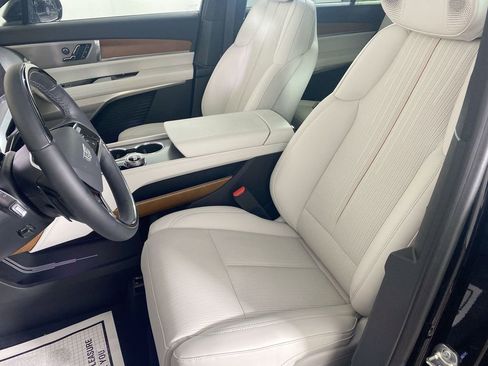 New 2026 Cadillac Vistiq Sport w/ LPO, Floor Liner Package image 21