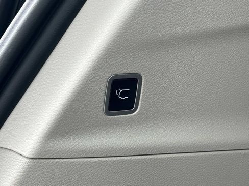 Used 2023 Chrysler Pacifica Limited FWD image 17