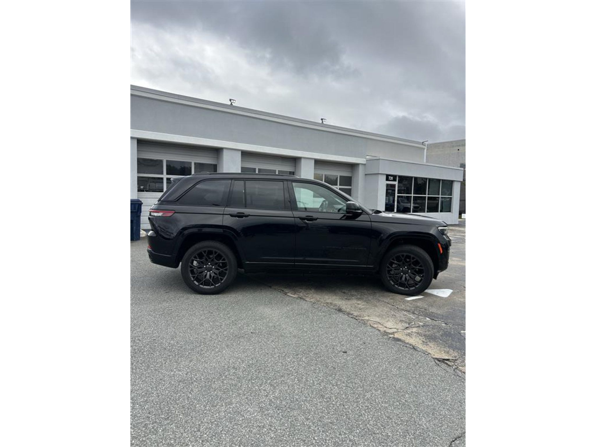 Used 2023 Jeep Grand Cherokee Summit AWD/4WD image 7