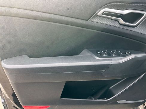 Used 2025 Kia Sportage LX image 18