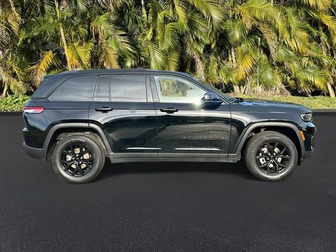 Used 2025 Jeep Grand Cherokee Altitude RWD image 4