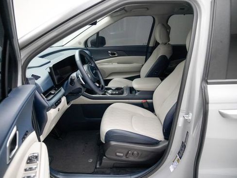 Used 2025 Kia Carnival EX FWD image 21