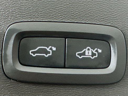 Used 2023 Volvo XC40 B5 Plus w/ Protection Package Premier image 31